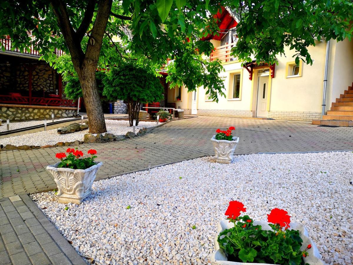 에게르잘록 Zoeld Sziget Wellness B&B 외부 사진