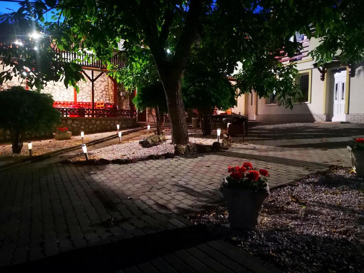 에게르잘록 Zoeld Sziget Wellness B&B 외부 사진
